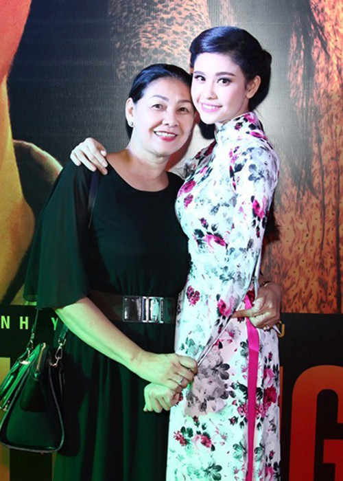 Trong một bài phỏng vấn với một trang tin năm 2015, Tim từng tiết lộ dù sống chung được 5 năm và có cậu con trai chung nhưng gia đình Trương Quỳnh Anh vẫn chưa chấp nhận anh vì những lùm xùm đời tư trong quá khứ. (Ảnh: Zing)