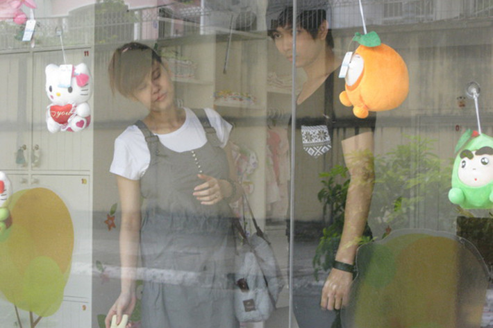 Tim - Trương Quỳnh Anh bắt đầu hẹn hò sau khi đóng chung bộ phim “Bóng ma học đường” năm 2010. Chuyện tình bí mật của họ chỉ được biết đến khi cả hai bị lộ ảnh cùng đi mua sắm đồ trẻ em vào tháng 3/2012. (Ảnh: The box)