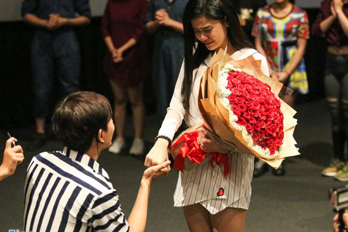 Mới đây, Tim cầu hôn Trương Quỳnh Anh tại rạp chiếu phim. Quá hạnh phúc trước tình cảm chân thành của người bạn đời, Quỳnh Anh đã bật khóc. Có thể thấy sau không ít sóng gió, chuyện tình của Tim và Trương Quỳnh Anh đã có cái kết hạnh phúc. (Ảnh: Zing)
