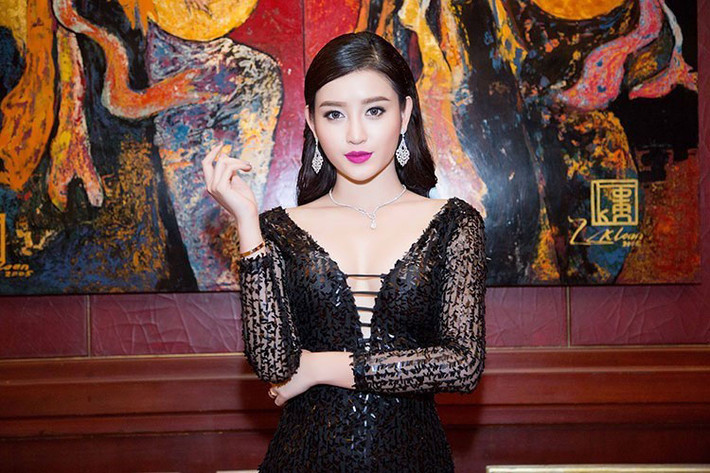 Ở tuổi 19, Nguyễn Trần Huyền My giành danh hiệu Á hậu 1 cuộc thi Hoa hậu Việt Nam 2014. Kể từ đó, người đẹp có cuộc sống sang chảnh đáng ghen tị.