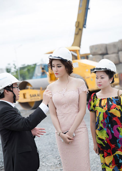 Huyền My tích cóp được một nửa số tiền mua nhà phần còn lại do bố mẹ của cô hỗ trợ chi trả. Đi xe sang, ở biệt thự, mặc đồ hàng hiệu, Huyền My có cuộc sống mà nhiều cô gái ao ước. (Ảnh: VOV)