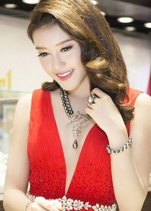 Tại nhiều sự kiện Á hậu Huyền My góp mặt, cô gây chú ý không chỉ bởi sở hữu nhan sắc xinh đẹp mà còn vì trưng diện những món đồ tiền tỷ.