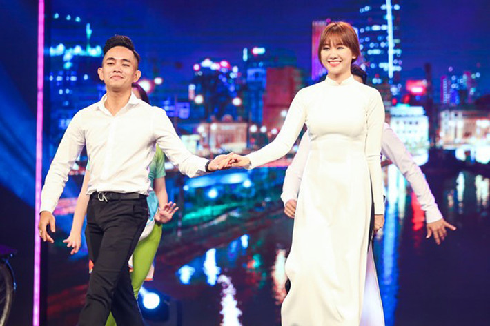 Kể từ trở thành người yêu của nam danh hài nổi tiếng, Hari Won luôn bị chú ý trong mọi hành động. Chỉ trong nửa năm sau khi công khai chuyện tình cảm, cô liên tiếp vướng lùm xùm. Theo đó, cô từng chị chê hát live “thảm họa” trên sóng truyền hình quốc gia. (Ảnh: Zing)