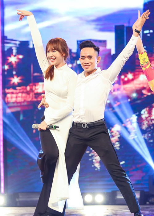 Còn nhớ, làm ca sĩ khách mời của bán kết 1 Vietnam’s Got Talent Vietnam, Hari Won đã thể hiện ca khúc “Sài Gòn đẹp lắm”. Phần biểu diễn của cô khiến nhiều người thất vọng bởi cô hát hụt hơi và phát âm không rõ lời. (Ảnh: Zing)