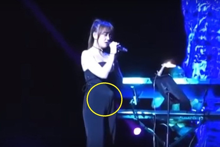 Tuy nhiên, tại sân bay và trong một clip ghi lại đêm nhạc trong chuyến lưu diễn ở Mỹ, hình ảnh vòng 2 to bất thường của Hari Won khiến cô vướng nghi vấn mang bầu. Tuy nhiên, sau đó, Hari Won phủ nhận mang thai.