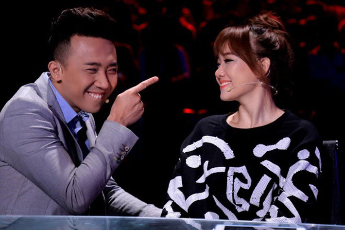Sau lùm xùm hát live “thảm họa” trên sóng quốc gia, bạn gái Trấn Thành tiếp tục gây tranh cãi với việc ngồi ghế nóng gameshow âm nhạc “Biến hóa hoàn hảo”. Trong chương trình này, cô làm giám khảo cùng với bạn trai và nghệ sĩ Chí Tài. (Ảnh: Zing)