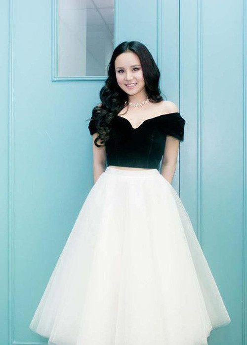 Vy Oanh cho biết, cô nhiều lần vô tình nghe giọng nói chuyện không hề lơ lớ của Hari Won như cách vẫn nói trên truyền hình. Ngoài ra, giọng ca "Đồng xanh" còn bật mí, Hari Won từng khiến ê-kíp Bí mật đêm chủ nhật khốn đốn vì bất chợt đòi đổi lịch để được diễn chung với bạn trai.
