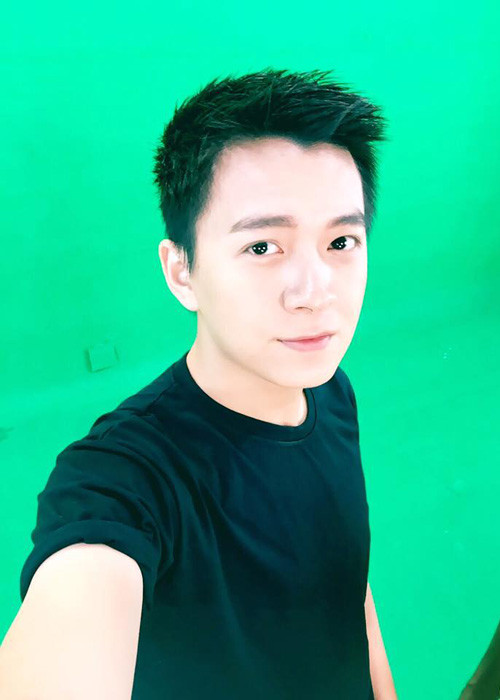Gần đây, bạn gái Trấn Thành tiếp tục trở thành tâm điểm của dư luận với nghi vấn đi trễ nhiều giờ khiến đoàn làm phim thất thoát mấy tỷ đồng và đạo diễn đòi làm lớn chuyện. Tin đồn này bắt nguồn từ bài chia sẻ của ca sĩ Ngô Kiến Huy trên trang cá nhân.