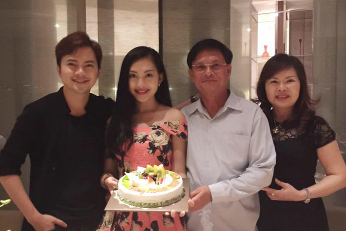 Ca sĩ Nam Cường có một cô em gái xinh đẹp tên Bảo Nguyên. Hiện tại, Bảo Nguyên đang du học ngành kinh tế ở London, Anh.