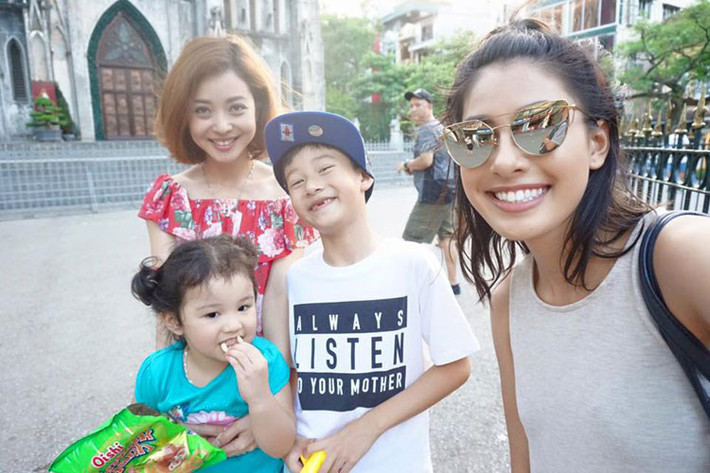 Jacqueline Phạm (ngoài cùng bên phải) là em gái Jennifer Phạm, đang sống ở Mỹ. Cô sở hữu gương mặt xinh đẹp, vóc dáng nóng bỏng.