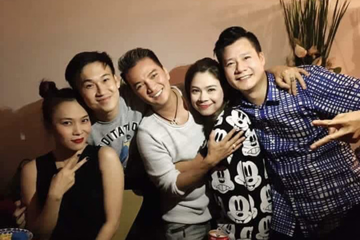 “Búp bê” Thanh Thảo cũng có mặt trong tiệc sinh nhật của Quang Dũng. Dù đã chia tay nhưng cô và Quang Dũng vẫn giữ mối quan hệ tốt đẹp.