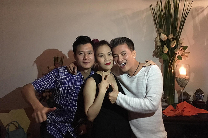 Ca sĩ Quang Dũng đã đón tuổi 40 vào ngày 8/8. Tuy nhiên, tối ngày 10/8, anh mới mở tiệc sinh nhật tại nhà riêng.