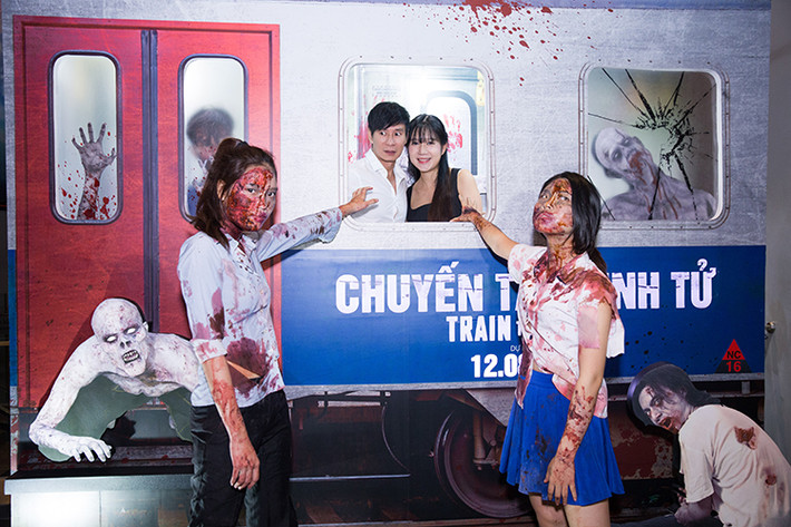 Cặp vợ chồng nổi tiếng của VBiz tỏ ra rất thích thú khi là những khán giả Việt đầu tiên được thưởng thức bom tấn kinh dị xác sống của xứ sở kim chi.