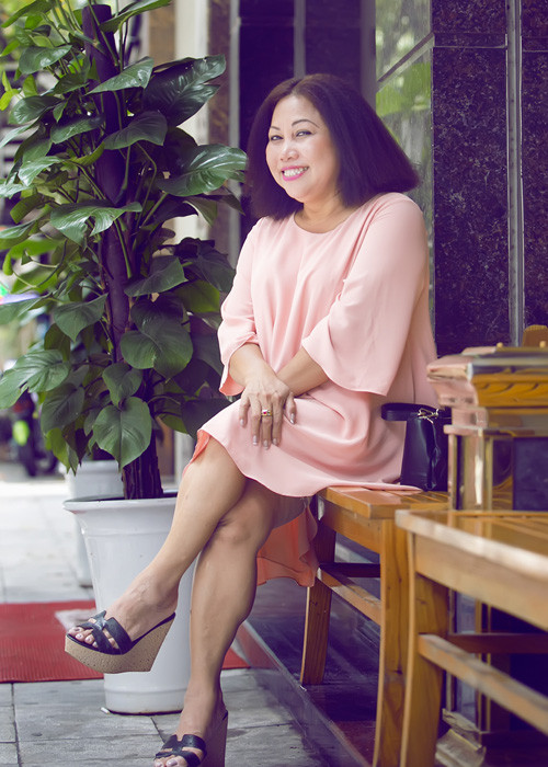 Giọng ca Tây Nguyên rất thích thú dạo phố vì cũng đã lâu lắm mới trở lại Hà Nội, lại đúng vào những ngày Hà Nội mát trời.