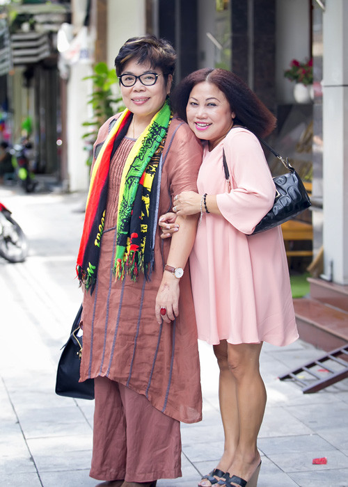Siu Black chọn mặc bộ đầm suông màu hồng ngọt ngào, nữ tính khi xuống phố.