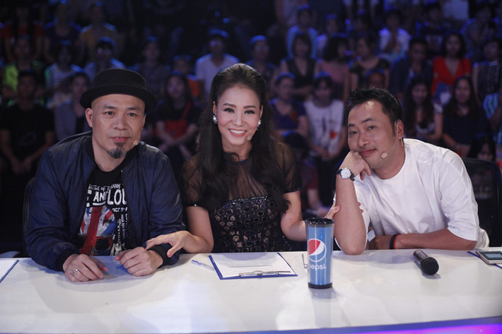 Tối qua (12/8), ca sĩ Thu Minh xuất hiện trong Gala 4 Vietnam Idol 2016. Cô làm giám khảo cùng với nhạc sĩ Huy Tuấn và đạo diễn Nguyễn Quang Dũng.