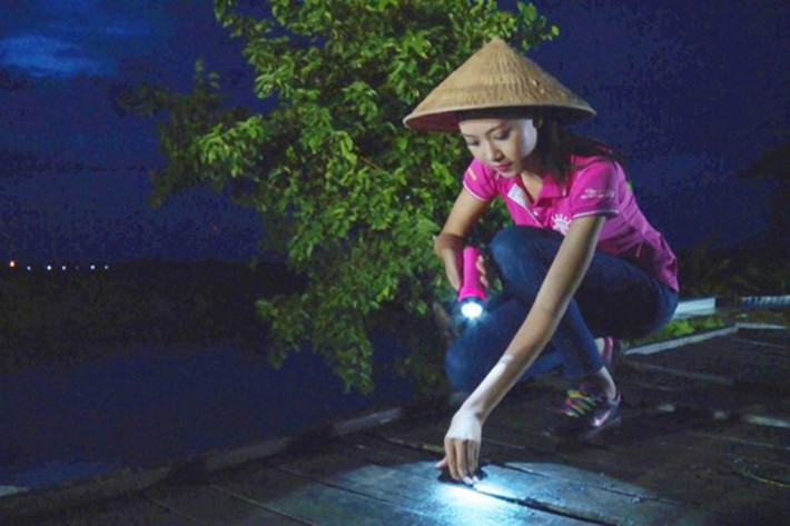 Người đẹp đã lặn lội trong đêm tìm hiểu tình hình để xây cầu mới cho người dân cư ngụ tại xã Xuân Thanh, huyện Thới Lai, thành phố Cần Thơ.