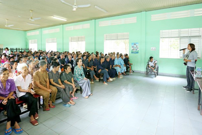 Ngoài việc bưng bê các phần quà giúp vợ, nhạc sĩ Hoài Phương còn chơi kèn, giúp vui văn nghệ cho chương trình.