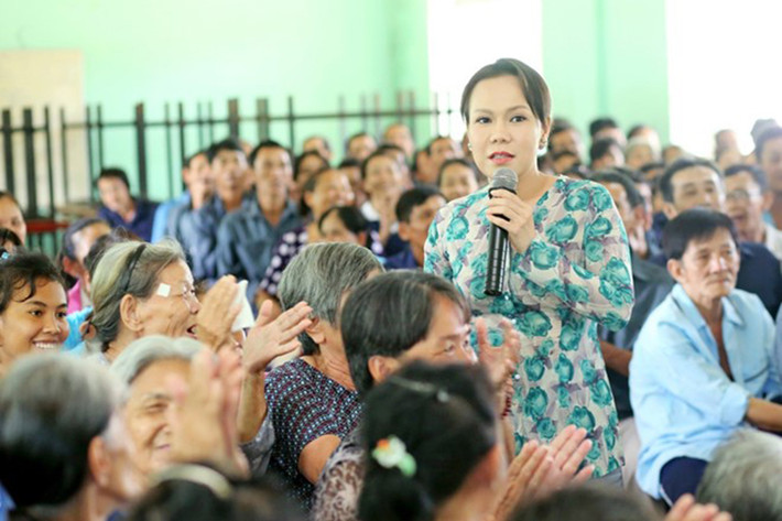 "Vợ Sáu Bảnh" chia sẻ người già thường nhạy cảm nên không chỉ trao quà là xong. Chị đến thăm hỏi, động viên từng cụ để họ cảm nhận được niềm vui ở tuổi xế chiều.