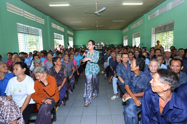 Nghệ sĩ Việt Hương hoạt động chủ yếu ở Việt Nam nên chồng và con gái thỉnh thoảng về nước thăm chị. Nhạc sĩ Hoài Phương, ông xã của nữ danh hài hải ngoại thường xuyên đồng hành cùng vợ trong các hoạt động từ thiện.