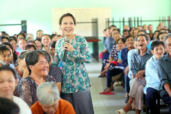 Nhân mùa lễ Vu Lan báo hiếu, hai vợ chồng tổ chức chuyến từ thiện đến với hơn 300 người già neo đơn tại Trung tâm bảo trợ xã hội Tân Hiệp, Bình Phước để thăm hỏi và trao quà.