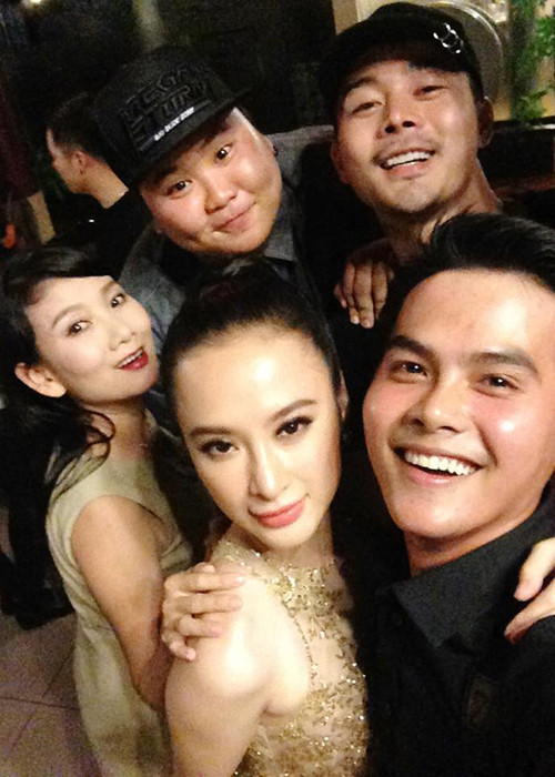 Angela Phương Trinh vui vẻ bên các thành viên của đoàn làm phim “Sứ mệnh trái tim” tại buổi tiệc thân mật.