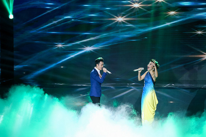 Tuấn Phương còn có phần song ca vô cùng ăn ý với diva Trần Thu Hà ở từng câu hát của ca khúc “Đêm cô đơn”.