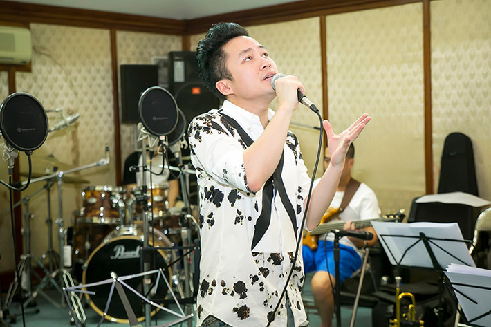 Ca sĩ Tùng Dương cũng tham gia đêm nhạc “Tuổi thơ tôi Hà Nội”. Trong buổi tập luyện, anh rất say sưa chuẩn bị cho phần trình diễn của mình.