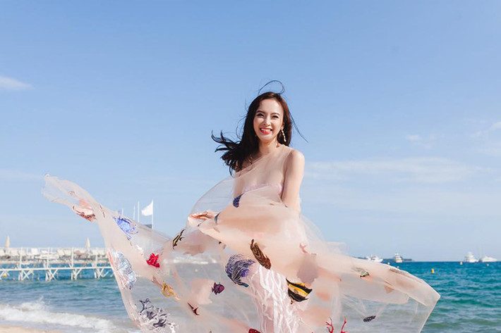 Bộ ảnh của Angela Phương Trinh trên bờ biển nước Pháp được thực hiện bởi nhiếp ảnh gia Phạm Anh Huy với sự hỗ trợ của ê-kíp gồm: stylist Hoàng Ku, trang điểm, làm tóc Hoàng Việt Cường, trang phục NTK Công Trí.