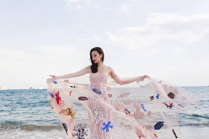 Đây chính là bộ trang phục mà Angela Phương Trinh đã diện trong ngày thứ 2 tại Cannes 2016.