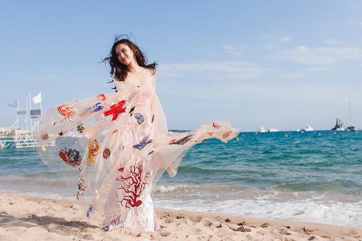 Mới đây, trên trang cá nhân, diễn viên Angela Phương Trinh đăng tải loạt ảnh dạo bờ biển nước Pháp - nơi đang diễn ra LHP Cannes lần thứ 69. Nữ diễn viên xinh đẹp khoác trên mình chiếc váy voan được trang trí bằng họa tiết cá, san hô của NTK Nguyễn Công Trí.