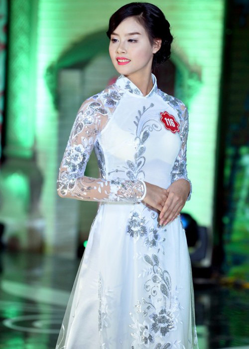 Thùy Trang duyên dáng trong tà áo dài. Tại cuộc thi Hoa hậu Việt Nam 2014, người đẹp dừng bước ở top 38. (Ảnh: Ngày Nay)