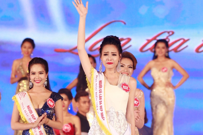 Phạm Thùy Trang vừa đăng quang Hoa hậu Biển Việt Nam 2016 trong đêm chung kết diễn ra vào ngày 21/5 ở đảo Tuần Châu, Hạ Long (Quảng Ninh). (Ảnh: VTV)