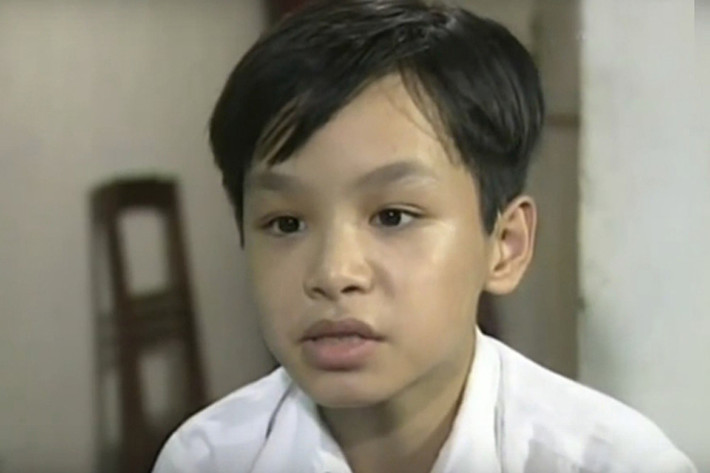 Là người có tài suy luận, thích phá án, nhân vật Minh “tổ cú” do Tuấn Long đảm nhận được chọn làm đội trưởng đội đặc nhiệm nhà C21 trong phim. (Ảnh: Zing)