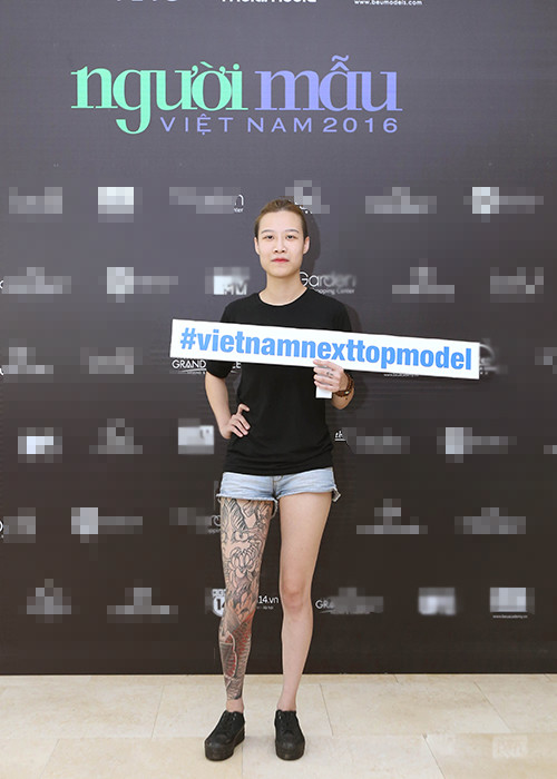 Thí sinh Nguyễn Khánh Linh gây ấn tượng với hình xăm ở chân phải. Cô gái sinh năm 1994 từng 2 lần tham dự cuộc thi.
