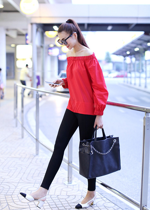 Trang phục của Thanh Hằng đơn giản, gọn gàng nhưng vẫn không kém phần thời trang, đúng với tiêu chí thời trang sân bay.