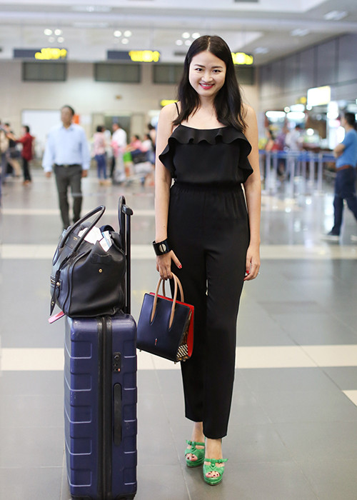 Giám khảo Hà Đỗ lại diện bộ jumpsuit tông màu đen.