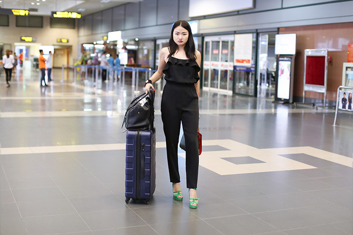 Nữ giám khảo Vietnam’s Next Top Model 2016 khéo léo phối trang phục với đôi giày xanh nổi bật để tạo cảm giác bớt lạnh lùng.