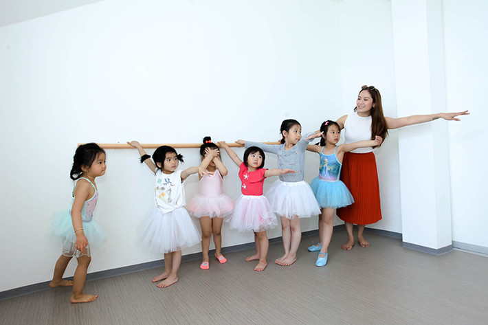 Nữ diễn viên chia sẻ: “Các em rất vui và Thúy cứ muốn ở lại chơi thêm với các em nhiều hơn. Đặc biệt bé Cà Phê không muốn về”.