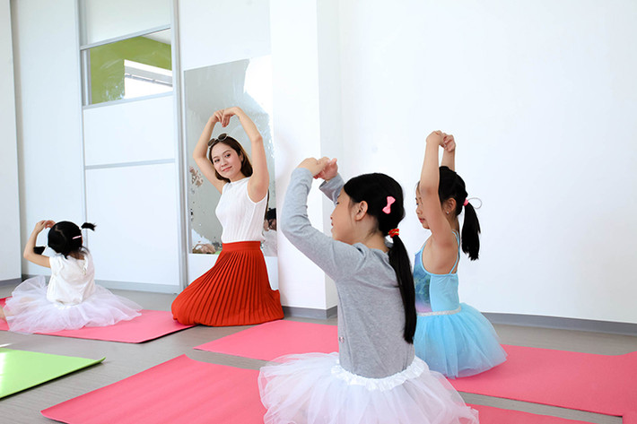Tại ngôi trường Talent, Thanh Thúy cũng đã chỉ dẫn các em nhỏ một số động tác múa cơ bản.