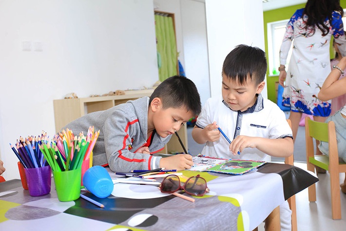 Trong chuyến đi này, Thanh Thúy còn dẫn theo con trai tên Cà Phê (trái) đến thăm và giao lưu với các bạn nhỏ người Czech.