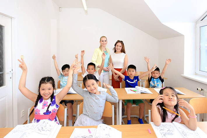 Những tài năng nhí tại trường đào tạo nghệ thuật Talent rất hân hoan chào đón diễn viên Thanh Thúy.