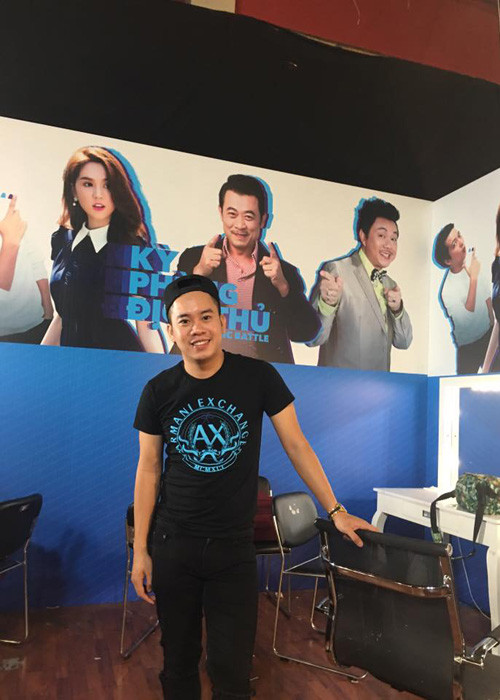 Ngoài ra, poster in hình ảnh Ngọc Trinh cùng những nghệ sĩ đảm nhận vai trò chính trong chương trình như: Chí Tài, Vân Sơn, Trường Giang cũng được người bạn của nữ người mẫu tiết lộ. Ngoài ra, theo poster này, tên chương trình truyền hình mà Ngọc Trinh tham gia có tên tiếng Việt là "Kỳ phùng địch thủ".
