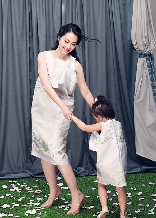 Con gái Linh Nga còn được mẹ chọn cho những món phụ kiện xinh xắn như giày búp bê hay chiếc nơ cài đầu dễ thương.