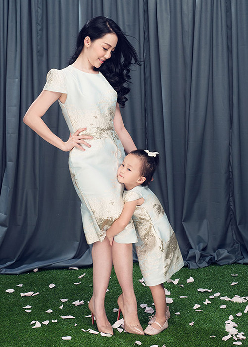 Linh Nga lựa chọn những bộ đầm nữ tính, họa tiết phản chiếu ánh nhũ là hình ảnh hoán dụ cho ánh trăng hiền hòa của người mẹ soi sáng cho con.