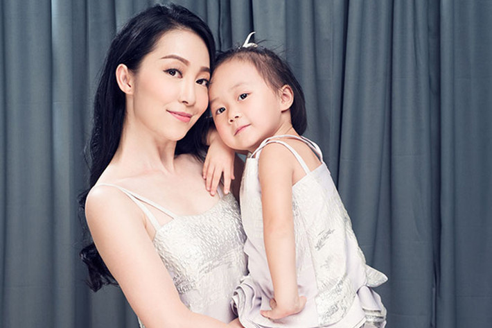 Để chào mừng ngày Quốc tế thiếu nhi 1/6 đang đến gần, “chim công làng múa” Linh Nga cùng con gái Luna đã thực hiện một bộ ảnh thời trang ấn tượng.