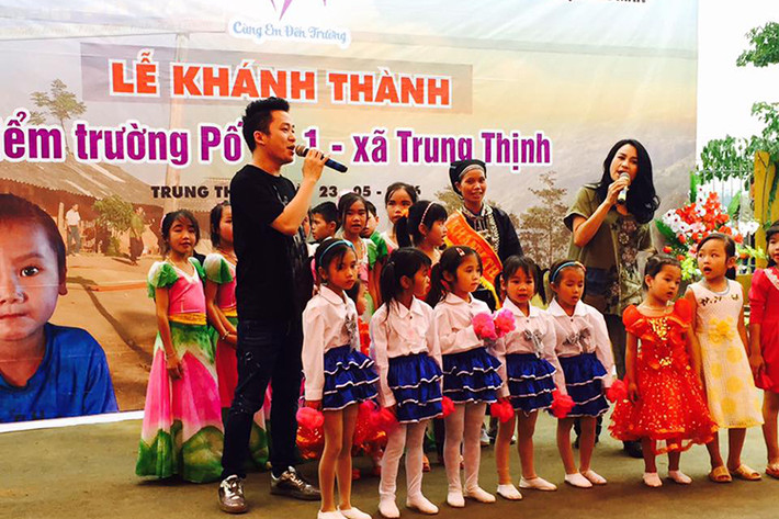 Mới đây, ca sĩ Tùng Dương và Thanh Lam cùng nhóm thiện nguyện Cùng em tới trường đã có mặt tại Xín Mần, Hà Giang.