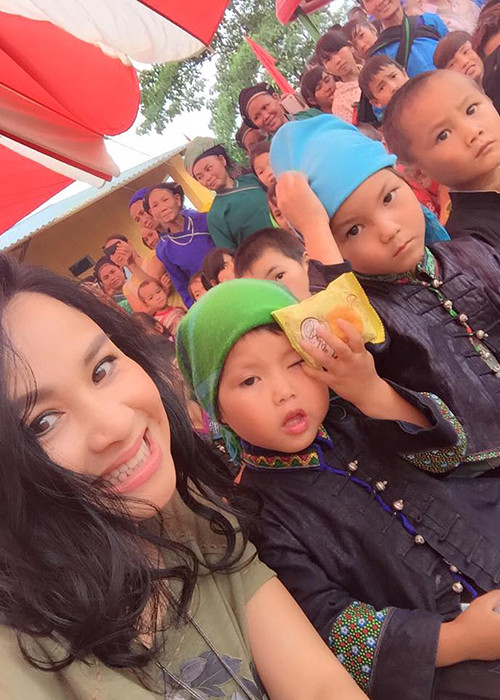 Trên trang cá nhân, diva Thanh Lam tâm sự: “Có ánh mắt có những giấc mơ bay bay... Bàn chân tới trường ... cho em ngày mai! Cảm ơn các con đã cho chúng tôi cơ hội yêu thương, che chở”.