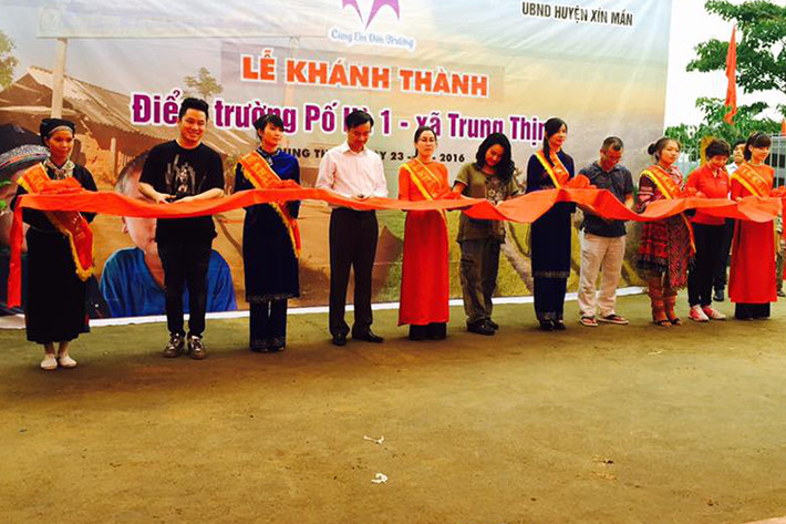 Từ 5 giờ sáng, hai nghệ sĩ đã lặn lội vượt quãng đường xa để đến khánh thành trường học cho các em nhỏ vùng cao.