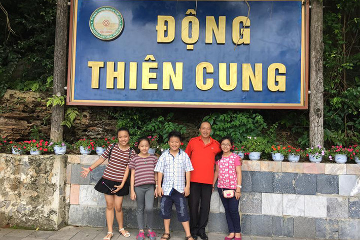 Đức Hải khoe ảnh bên bốn thiên thần nhỏ của mình trong chuyến du lịch Hạ Long mới đây. (Ảnh: FBNV)